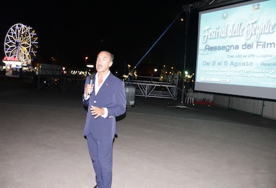 Alvaro Gradella, il Direttore del Festival, durante la presentazione prima dell'inizio della serata...