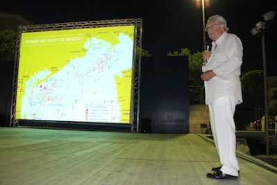 Il prof. Antonio Stefanon, '‘padre nobile’' delle Tegnùe, sul palco di P.za Aurora, all'inizio della prima serata del Festival delle Tegnùe del Veneto 2013.