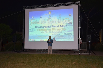 Il Direttore del Festival Alvaro Gradella dà il benvenuto al pubblico di Bibione Pineda...