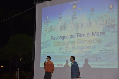 Il Direttore del Centro Internazionale “Civiltà dell'Acqua” Eriberto Eulisse e Alvaro Gradella, davanti al grande schermo del Festival…