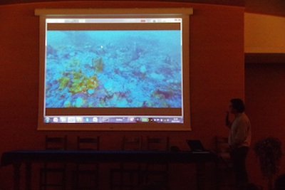 … dove, di fronte ad un centinaio di ‘irriducibili’, il biologo marino Giuseppe Pessa illustra le bellissime immagini delle Tegnùe caorlotte di Porto Falconera.