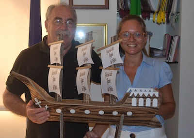 Il Sindaco di Cavallino Treporti e l'Assessore al Turismo Elisa Scarpa ricevono il Veliero del Festival, creato in cartone ecologico dall'artista padovano Stefano Cappellini.
