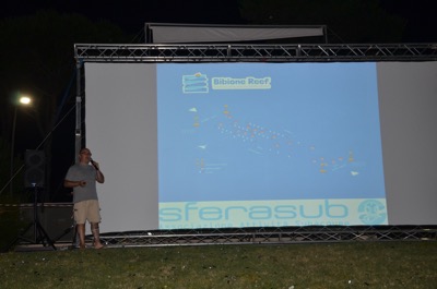 Elios Pitaccolo, Presidente del diving Sferasub, illustra uno dei suoi filmati sulle Tegnùe bibionesi, proiettati prima del "film di mare"'...