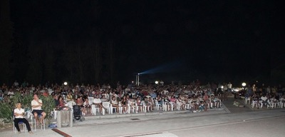 Folla oceanica-mai aggettivo è stato più appropriato!-nell'Arena di Piazzale Europa a Rosolina Mare per assistere alle proiezioni del Festival...