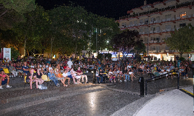 Il pubblico del Festival delle Tegnùe del Veneto in Piazza Aurora – lato sinistro – a Jesolo Lido…. Tanta gente di là!